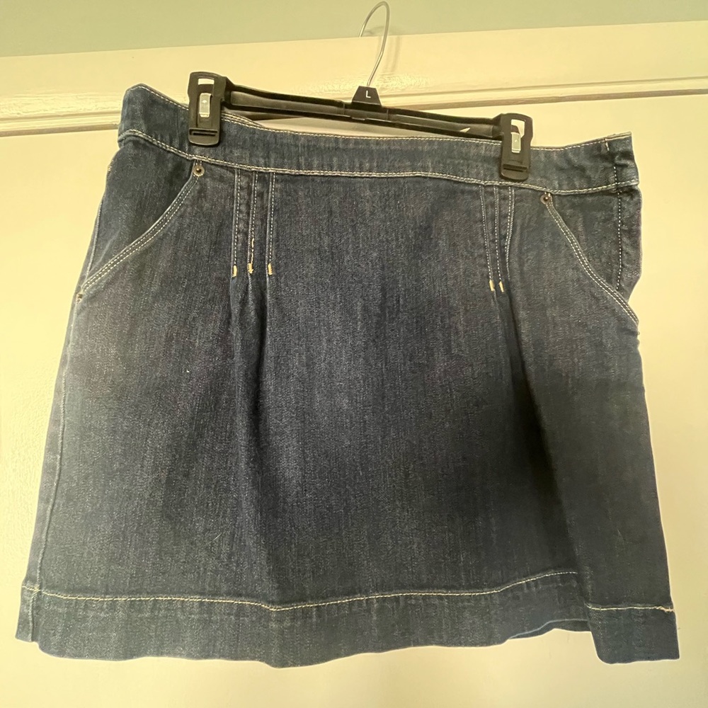 Denim mini skirt with pockets and side zipper